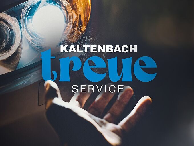Kaltenbach Gruppe – Nahaufnahme eines Autoscheinwerfers auf der linken Seite, mit einer ausgestreckten Hand, die nach oben reicht. In fetten weiß-blauen Lettern steht "KALTENBACH treue SERVICE" und weist auf den zuverlässigen Service für jedes Fahrzeugalter hin. – BMW, MINI, KIA, BMW Motorrad & Honda Motorrad Partner in NRW