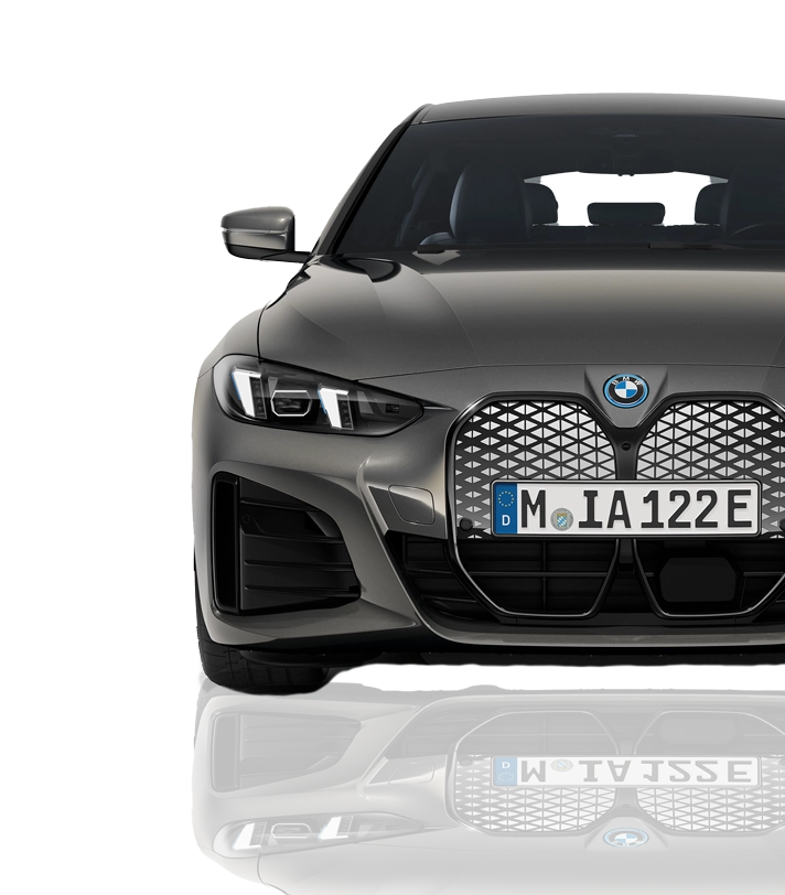 Kaltenbach Gruppe – Frontansicht eines grauen BMW mit einem markanten großen Kühlergrill, modernen Scheinwerfern und einem deutschen Nummernschild mit der Aufschrift "M IA 122E", das sich leicht auf der glänzenden weißen Fläche darunter spiegelt. – BMW, MINI, KIA, BMW Motorrad & Honda Motorrad Partner in NRW