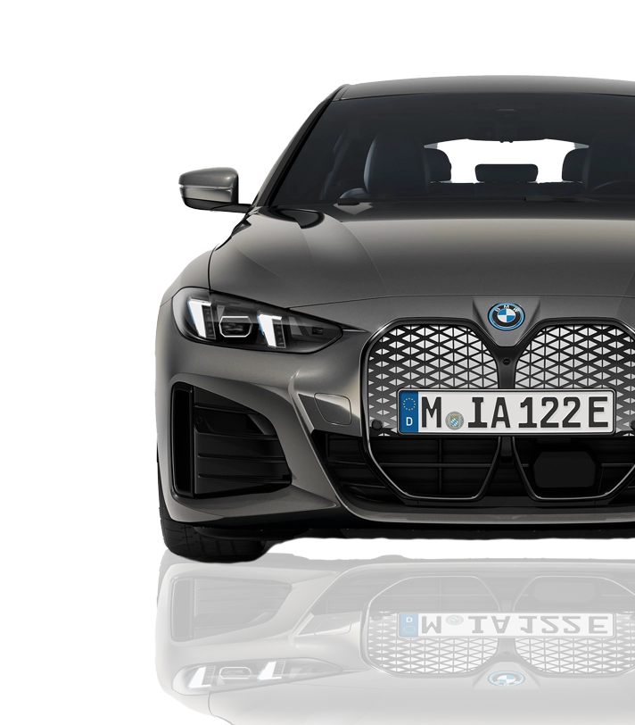Kaltenbach Gruppe – Frontansicht eines grauen BMW-Elektroautos mit markantem Nierengrill, scharfen Scheinwerfern und einem Nummernschild mit der Aufschrift M IA122E auf weißem Hintergrund mit einer dezenten Reflexion darunter. – BMW, MINI, KIA, BMW Motorrad & Honda Motorrad Partner in NRW