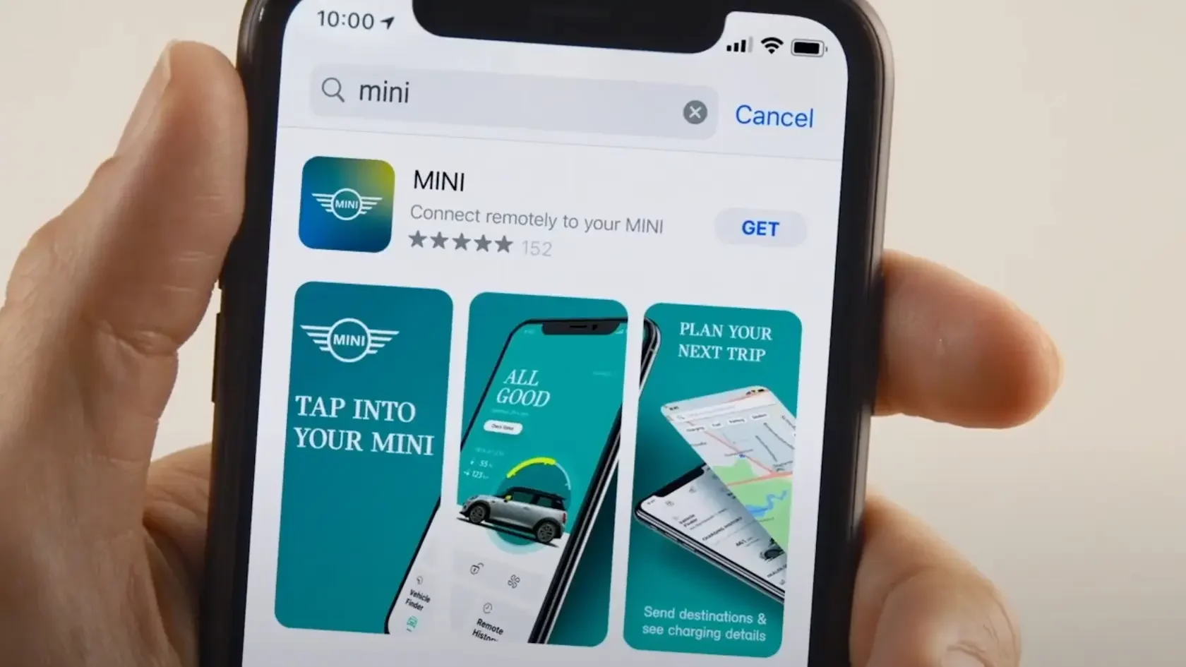 Kaltenbach Gruppe – Ein Smartphone-Bildschirm zeigt den App Store mit den MINI App-Suchergebnissen, mit Servicepakete-Optionen, App-Bildern und einer Bewertung von 4,5 Sternen aus 152 Rezensionen. Eine Hand hält das Telefon. – BMW, MINI, KIA, BMW Motorrad & Honda Motorrad Partner in NRW