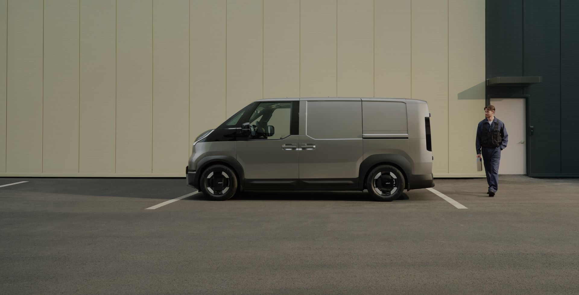 Draufsicht auf den Kia PV5 Cargo, fahrend auf einer Schnellstraße.