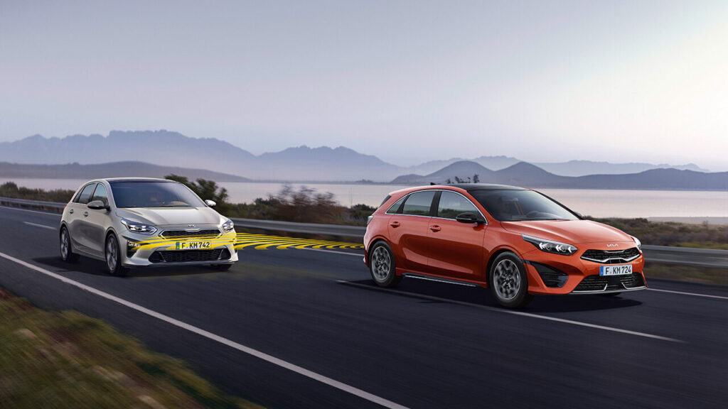 Der Kia Ceed Towinkelassistent in Nutzung.