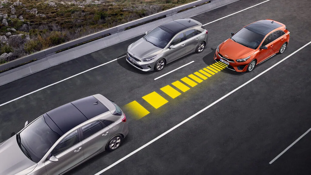 Das Kia Ceed Tempomat in Nutzung.