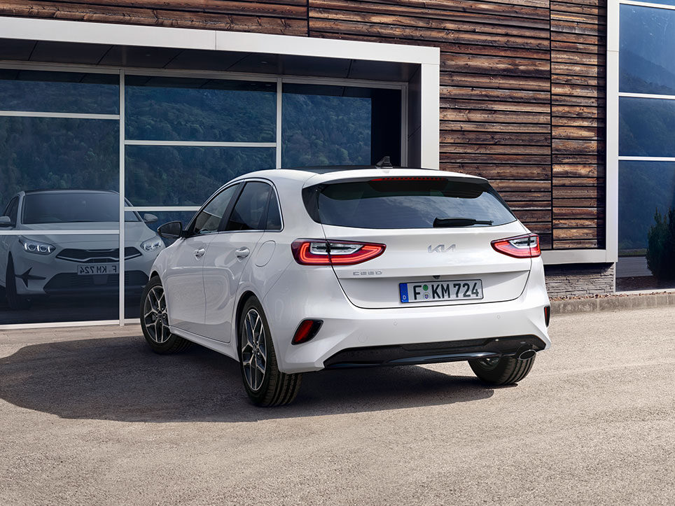 Das Bild zeigt einen weißen Kia Ceed von hinten.