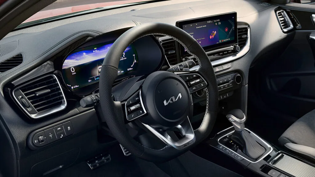 Das Bild zeigt Displays des Kia Ceed.