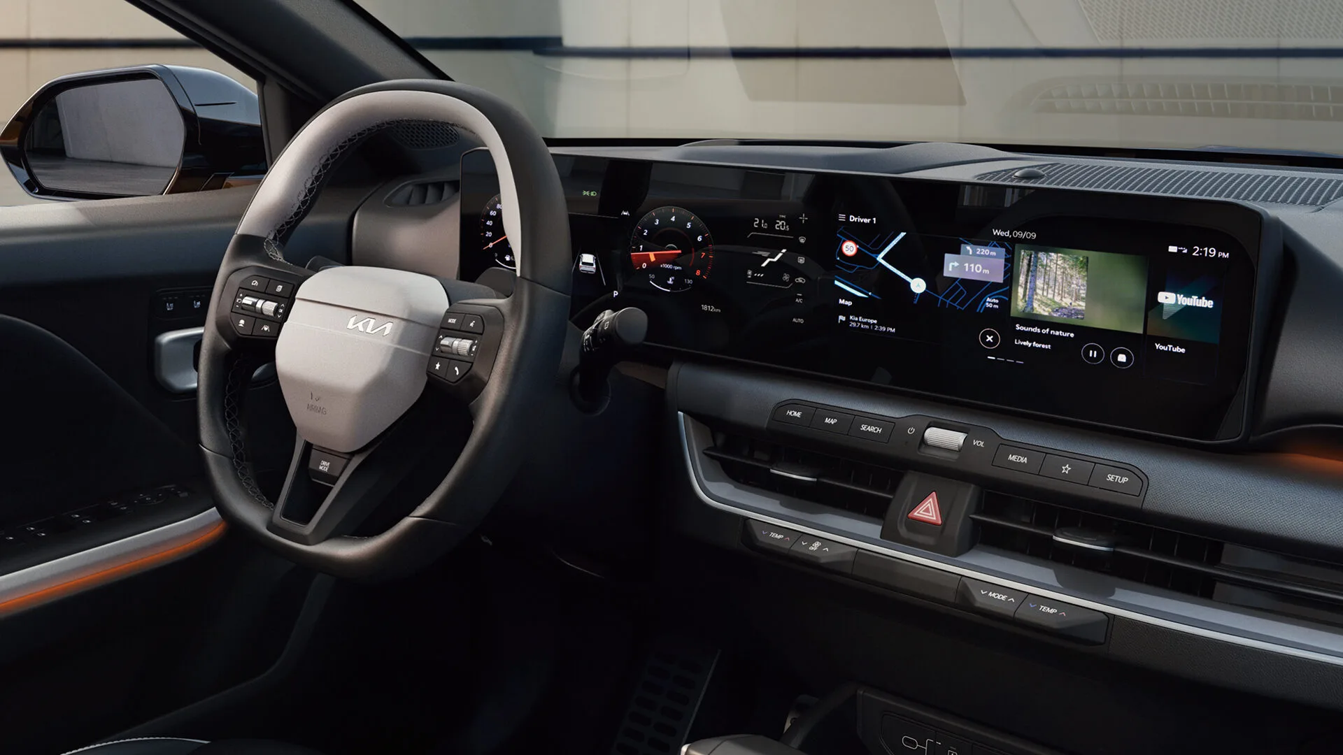 Cockpit des Kia K4 mit Lenkrad und durchgehendem Panoramadisplay