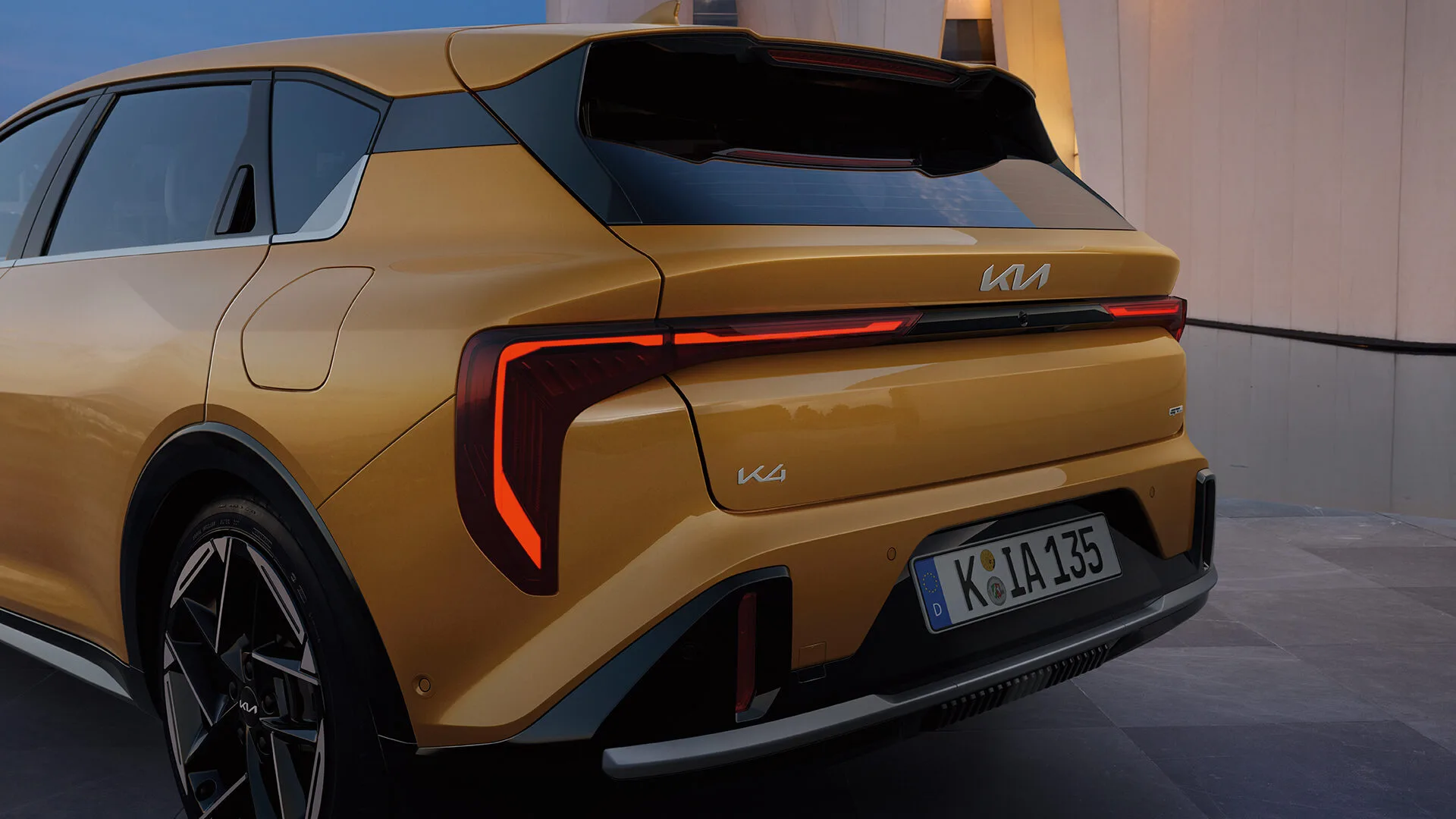 Heck des Kia K4 in Gelb mit L-förmigen LED-Rückleuchten