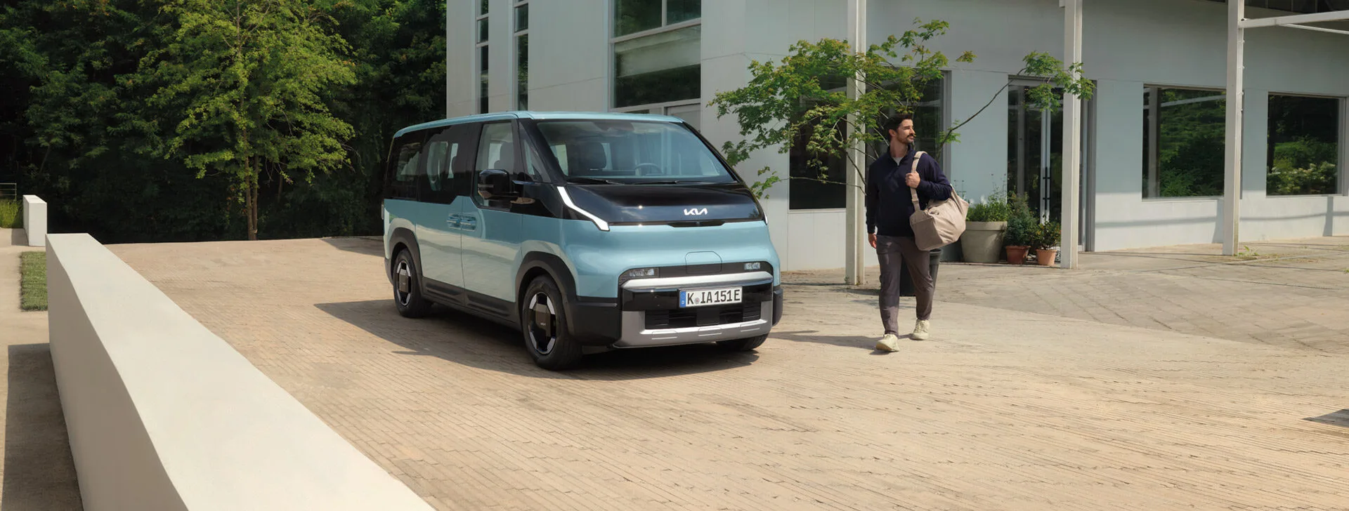 Draufsicht auf den Kia PV5 Passenger, geparkt im Freien.
