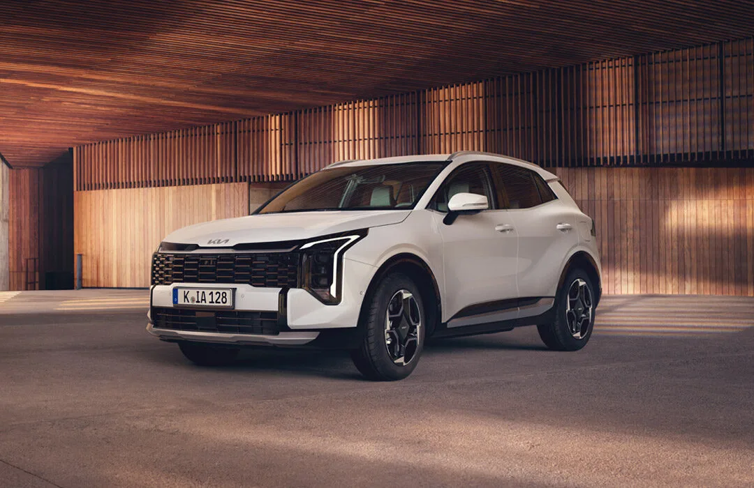 Weißer Kia Sportage unter einem Holzdach