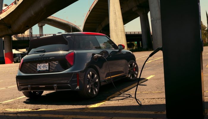 DI24_000215185_V2_C_Web-quality_sRGB_The-New-MINI-Cooper-(J01W)---3-4-rear-view-from-pass