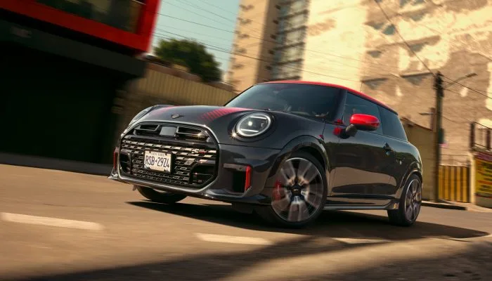 DI24_000215271_V2_C_Web-quality_sRGB_The-New-MINI-Cooper-(F66W)---3-4-front-view-from-dri